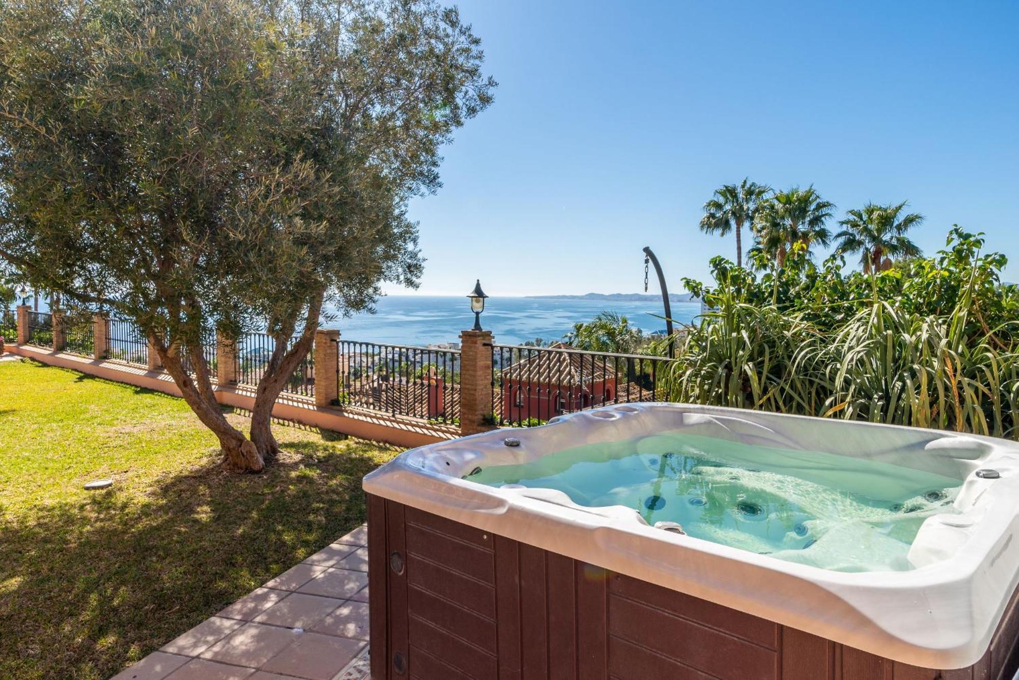 Beachside Villa With Panoramic Sea Views Benalmadena Exterior photo
