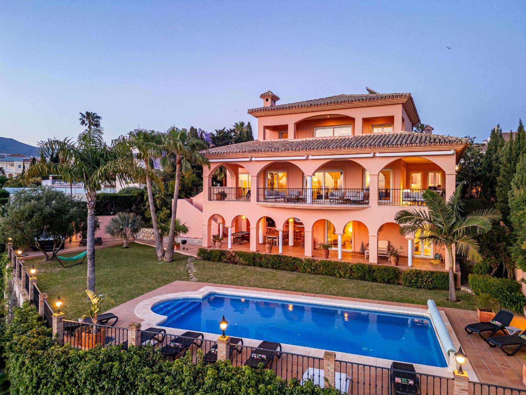 Beachside Villa With Panoramic Sea Views Benalmadena Exterior photo